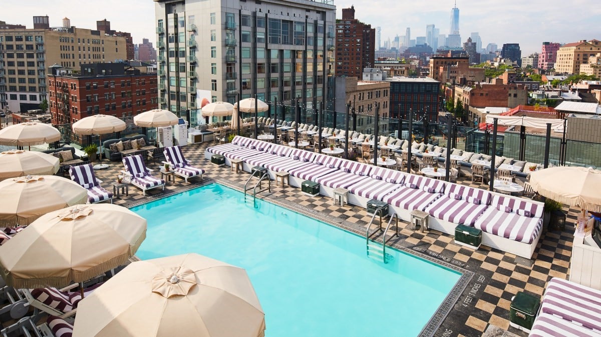Hồ bơi trên sân thượng tại Soho House New York ở Meatpacking District. Ảnh: Times