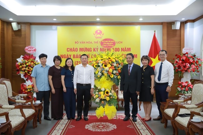 Tổng cục II (Bộ Quốc Phòng), UBND tỉnh Ninh Bình thăm Bộ VHTTDL nhân dịp 100 năm kỷ niệm Ngày Báo chí - Ảnh 2.