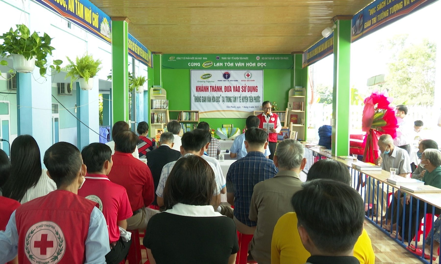 945_8258.mxf.15_40_18_17.still001(1).jpg