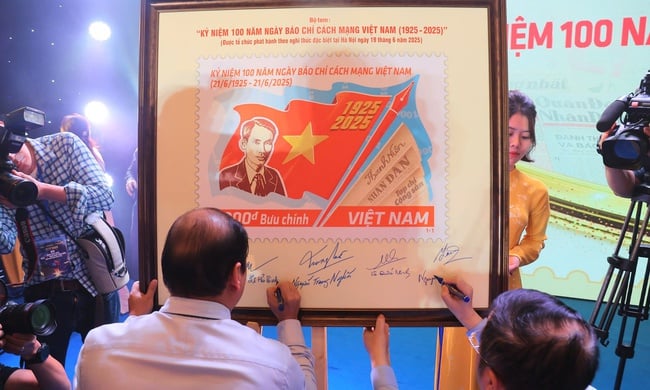 Phát hành bộ tem Kỷ niệm 100 năm Ngày Báo chí Cách mạng Việt Nam  - Ảnh 4.