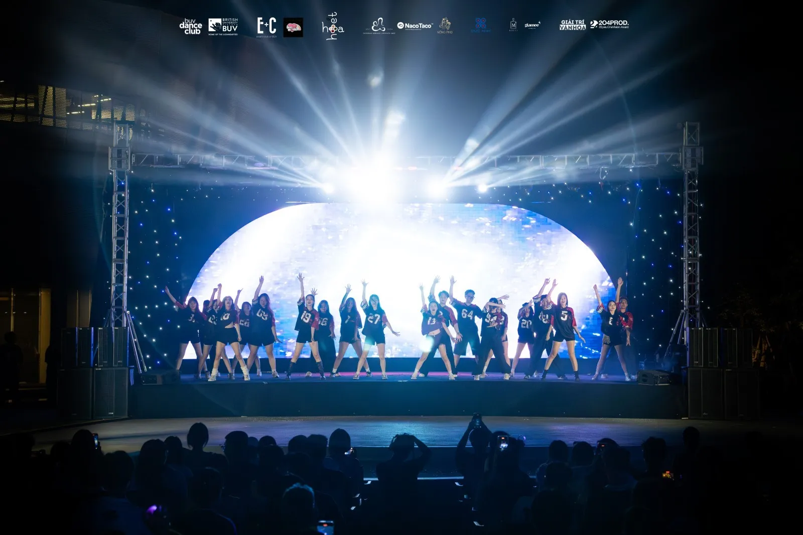 การระเบิดของ 'การเต้นรำมัลติเวิร์ส' ของนักศึกษามหาวิทยาลัยบริติชเวียดนามที่ The Universe Showcase ภาพที่ 1