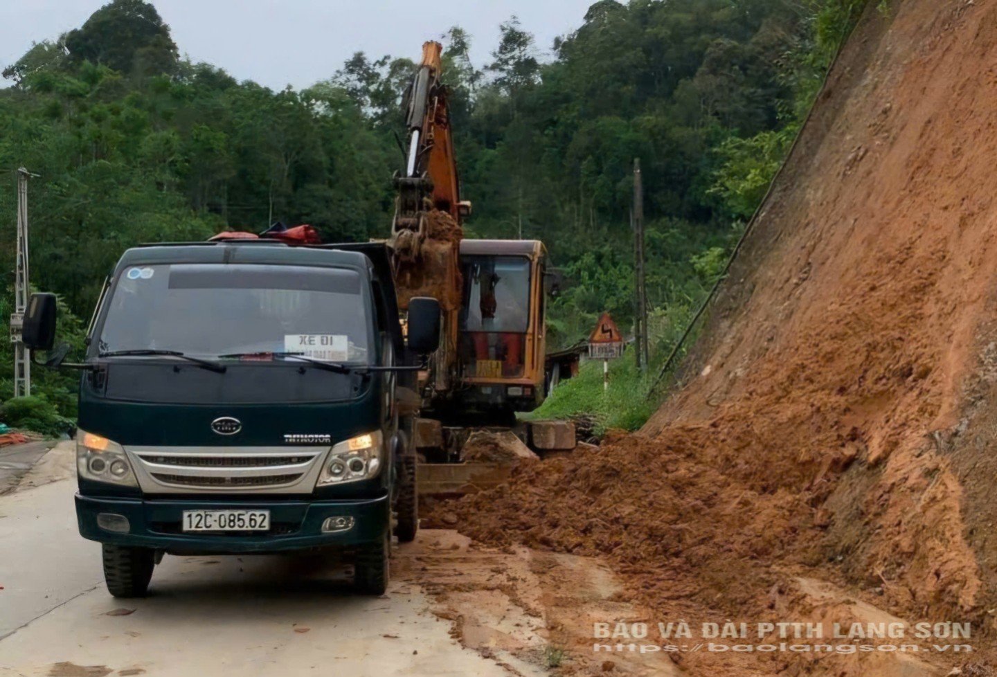 Đơn vị quản lý bảo dưỡng thường xuyên thực hiện hót đất sạt lở ta luy dương tại km 58+700 đường tỉnh 231 thuộc huyện Bình Gia ngày 24/5/2025