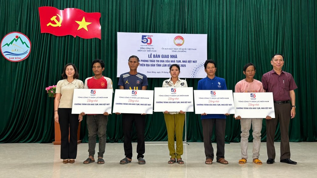 Tổng Công ty Điện lực Miền Nam trao tặng nhà cho các gia đình