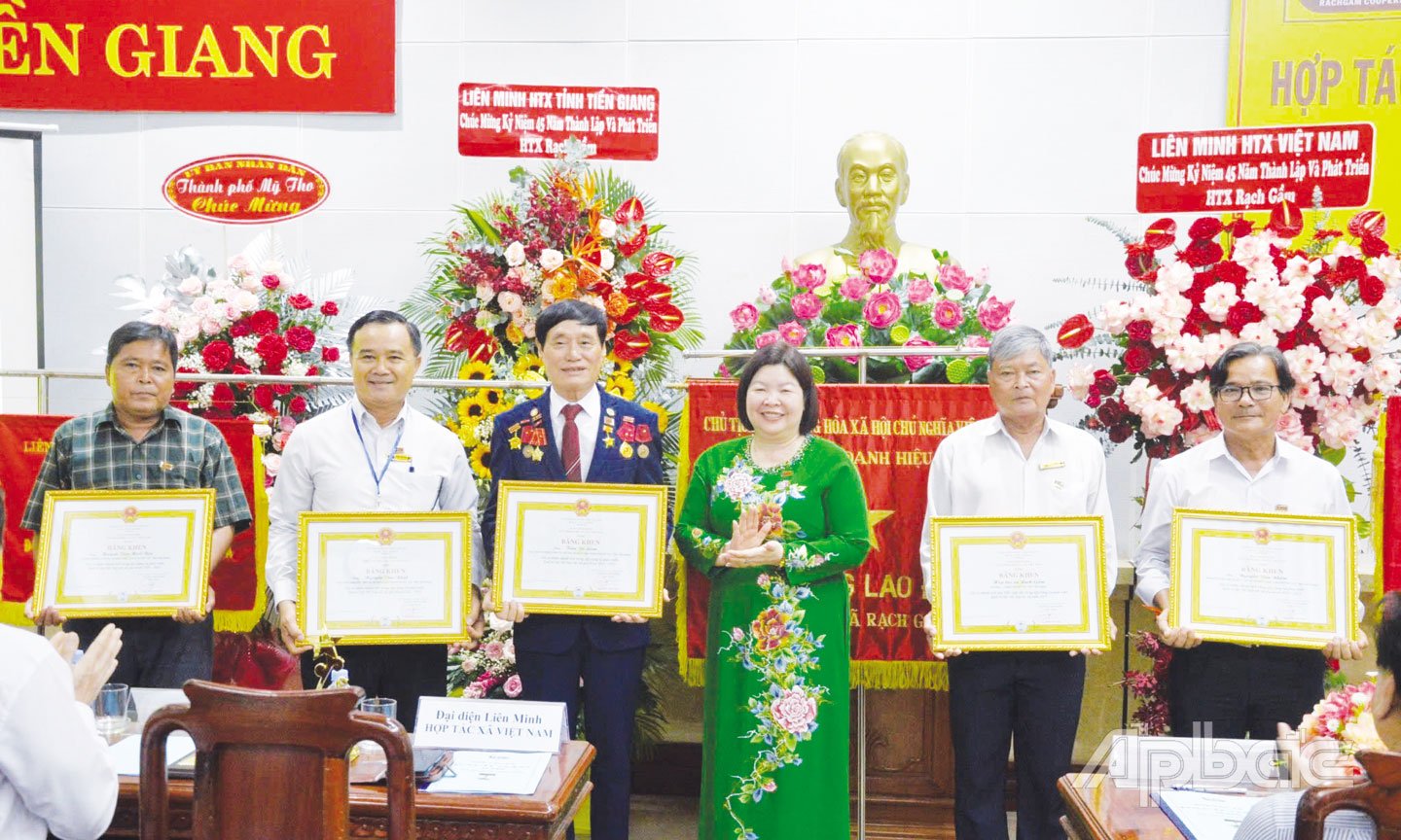 Lãnh đạo Liên minh HTX Việt Nam, UBND tỉnh Tiền Giang chụp ảnh lưu niệm nhân Lễ kỷ niệm 45 năm thành lập HTX Rạch Gầm.
