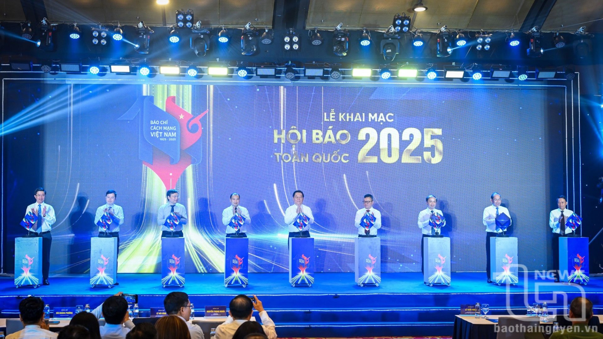Các đại biểu thực hiện nghi thức khai mạc Hội báo toàn quốc 2025.