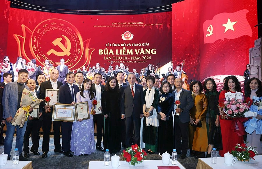 vna_potal_le_cong_bo_va_trao_giai_bao_chi_toan_quoc_ve_xay_dung_dang_giai_bua_liem_vang_lan_thu_ix_-_nam_2024_7818070 (1).jpg