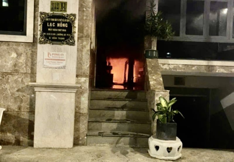 Rescued 2 people in a fire at dawn -0