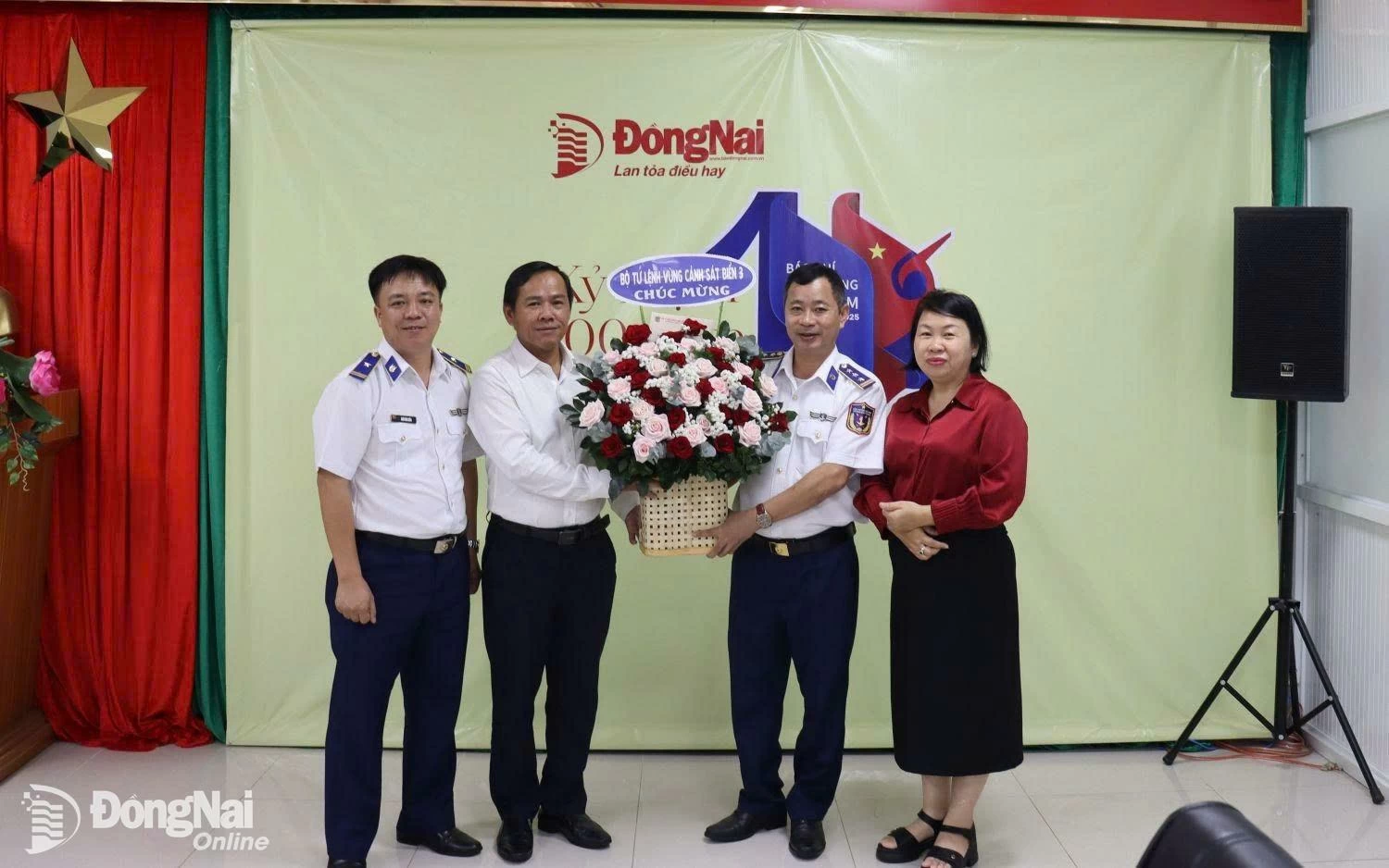 Đại diện Vùng Cảnh sát biển 3 thăm, tặng hoa, quà chúc mừng Báo Đồng Nai. Ảnh: Lê Duy