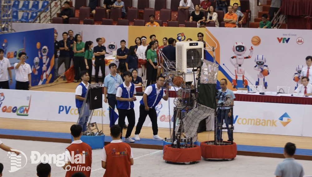 Studierende der Lac Hong Universität nehmen am Robocon-Wettbewerb teil. Foto: NTCC