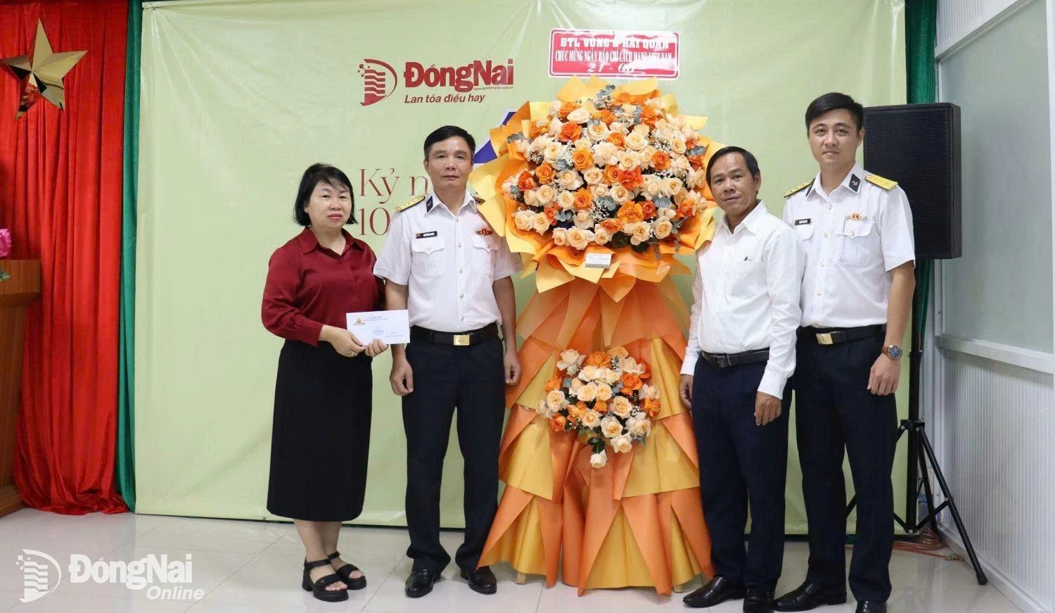 Đại diện Bộ Tư lệnh Vùng 2 và Trung tâm Huấn luyện Vùng 2 Hải quân tặng hoa, quà chúc mừng Báo Đồng Nai. Ảnh: Lê Duy
