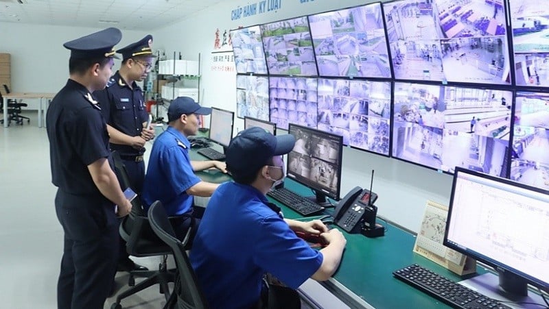 Ha Nam Customs officials inspect and supervise a company's warehouse. (Illustration photo: H.N)