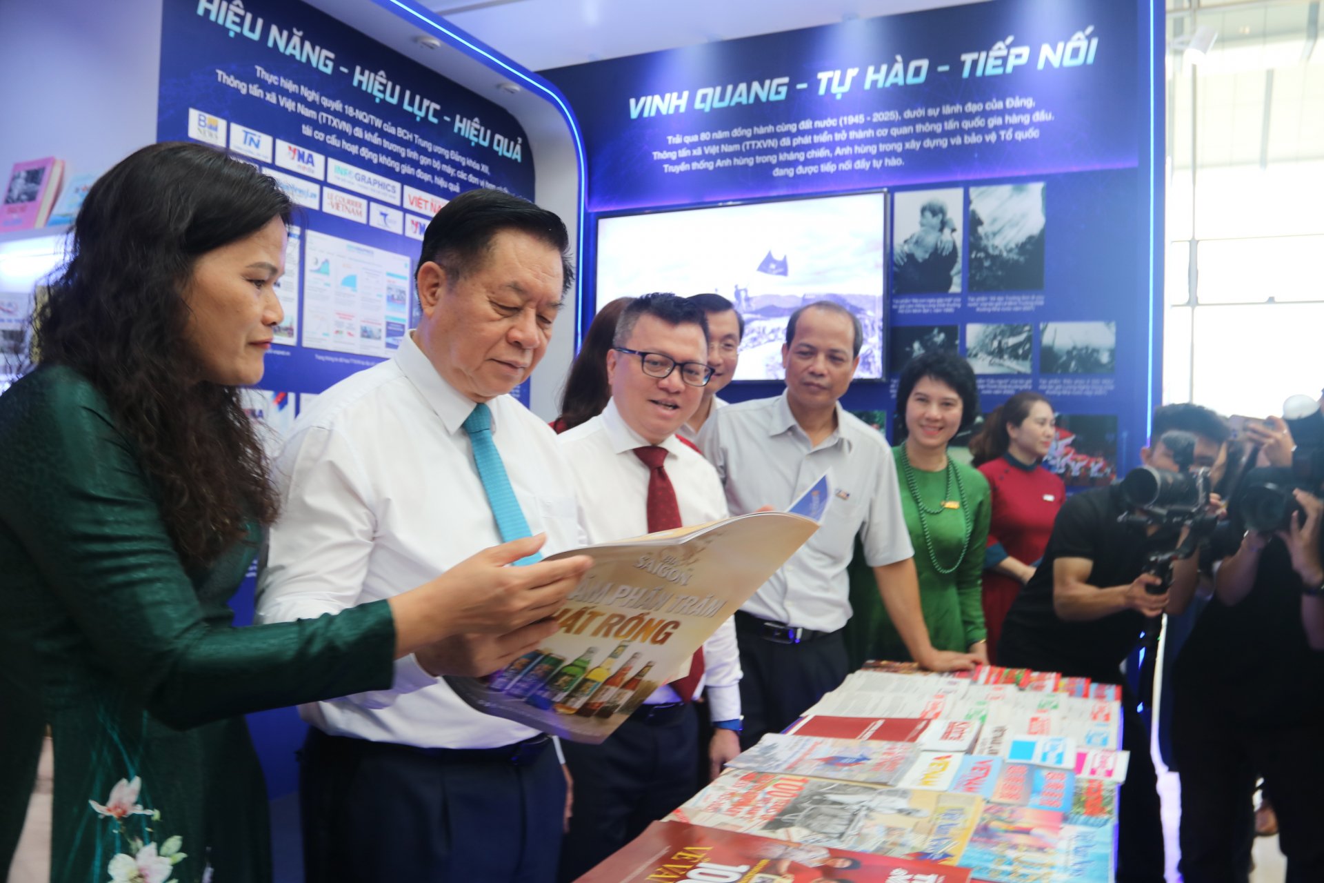 Các đồng chí: Nguyễn Trọng Nghĩa, Lê Quốc Minh tham quan gian trưng bày tại Hội Báo toàn quốc năm 2025. Ảnh: HÀ MY