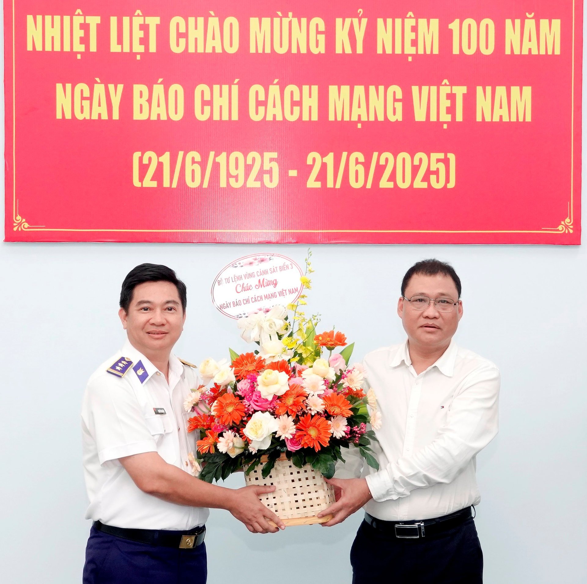 bo-tu-lenh-vung-canh-sat-bien-3-tham-chuc-mung-bao-binh-thuan-nhan-ky-niem-ngay-bao-chi-cach-mang-viet-nam-anh-n.-lan-.jpg