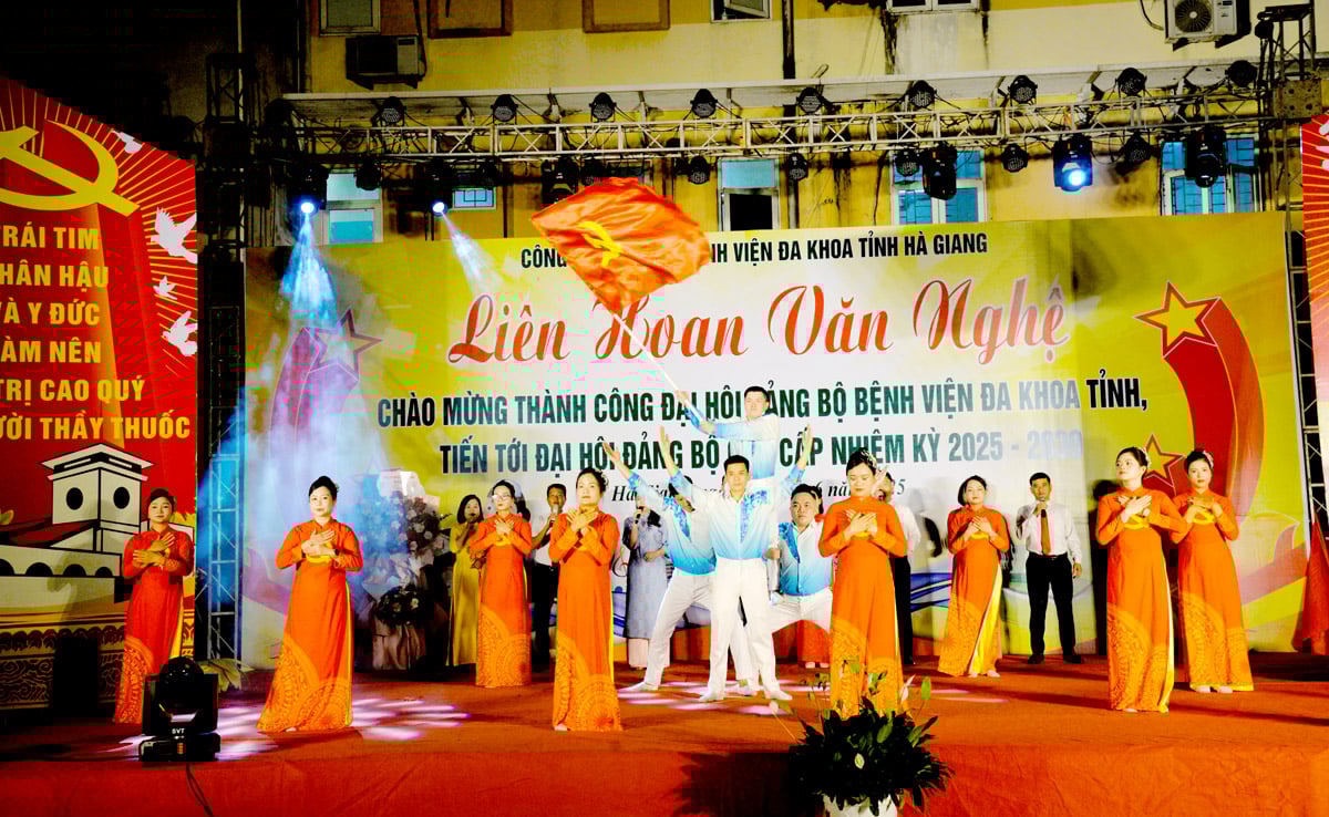 Khối Cận lâm sàng và các phòng, ban BVĐK tỉnh biểu diễn tiết mục ca ngợi Đảng vinh quang.