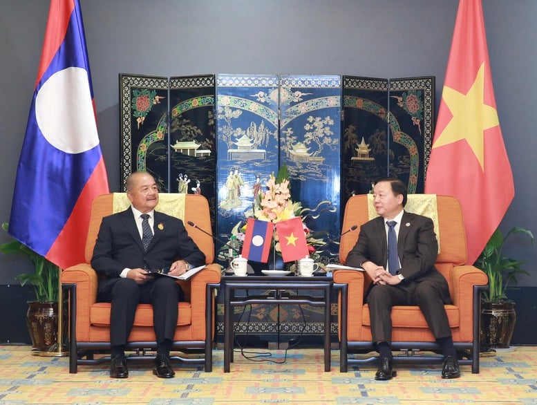 Phó Thủ tướng Trần Hồng Hà gặp Phó Thủ tướng Lào Kikeo Khaykhamphithoune- Ảnh 1.