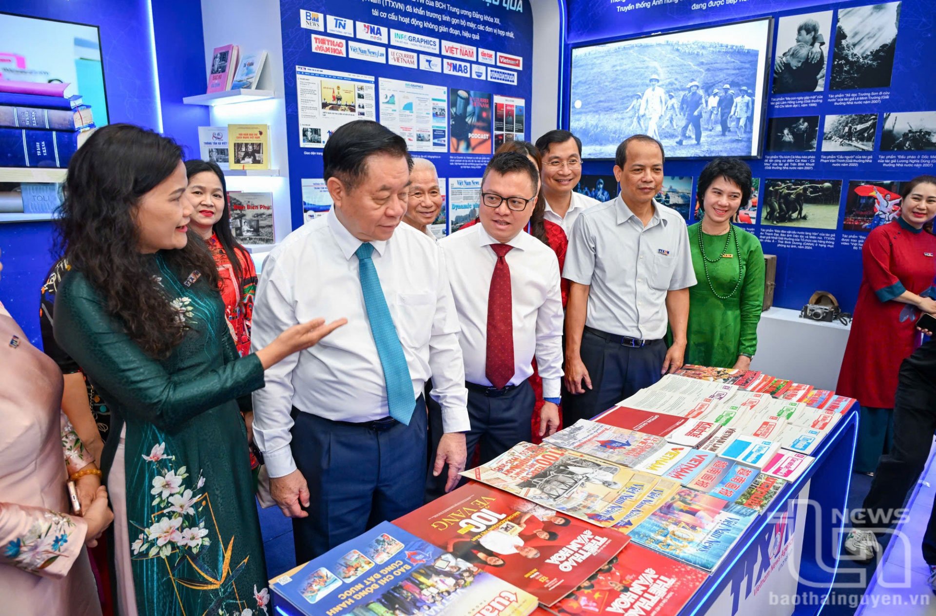 Các đại biểu tham quan gian trưng bày của các cơ quan báo chí tại Hội báo toàn quốc 2025.