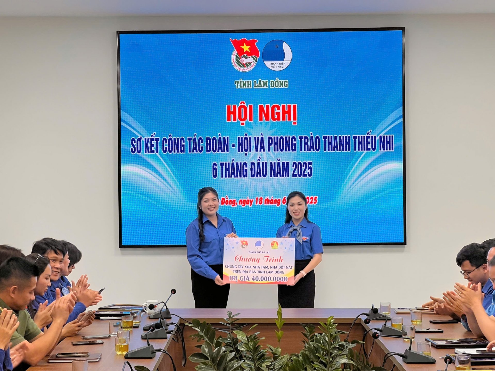 Da Lat City Youth Union donated 40 million VND to implement the program to join hands to eliminate temporary and dilapidated houses.