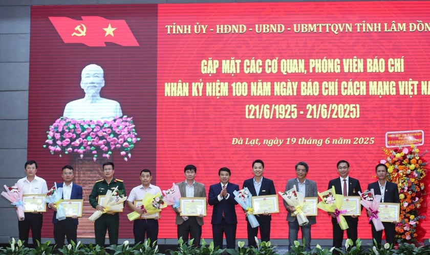 Văn phòng đại diện Báo PLVN tại Gia Lai (thứ 2 từ trái qua) nhận Bằng khen của UBND tỉnh Lâm Đồng vì có thành tích xuất sắc trong hoạt động báo chí.