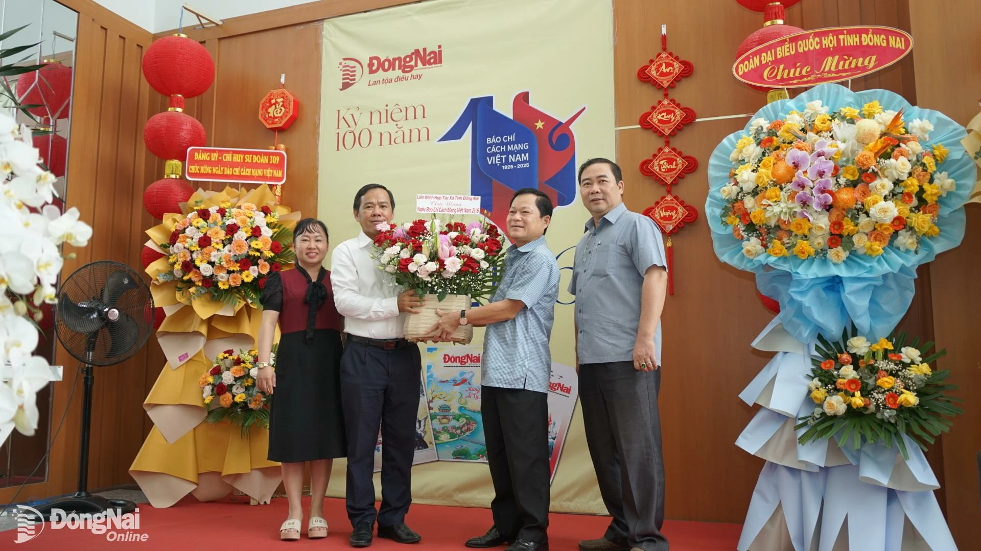 Liên minh Hợp tác xã tỉnh thăm và gửi lời chúc mừng Báo Đồng Nai. Ảnh: Lê Duy