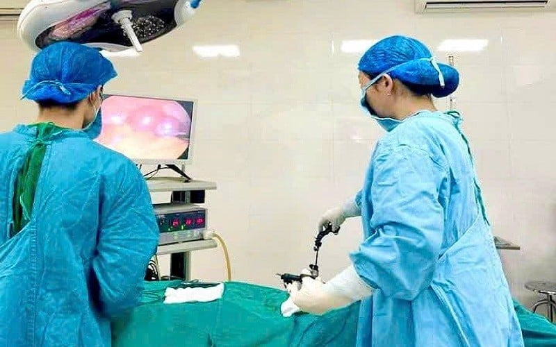 Các bác sĩ tại Trung tâm Y tế huyện Phù Ninh tiến hành phẫu thuật nội soi cho bệnh nhân.