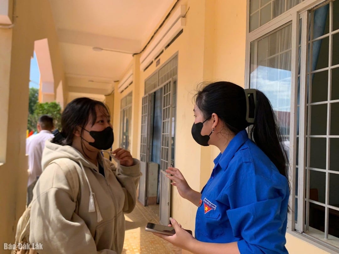 Tình nguyện viên tham gia hỗ trợ thí sinh