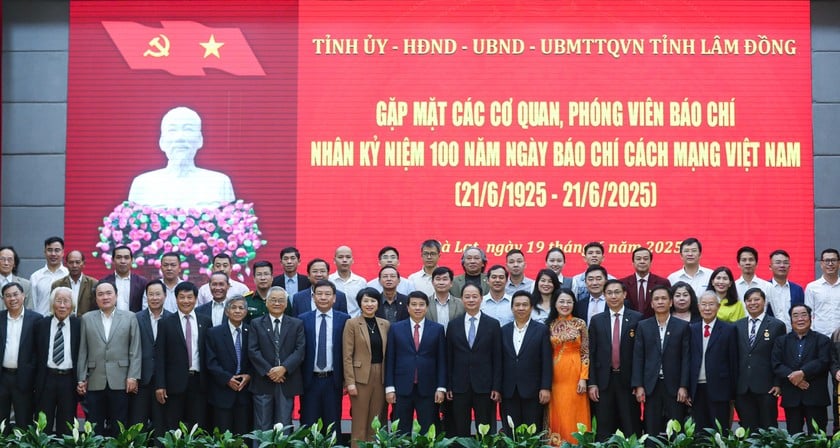Lãnh đạo tỉnh Lâm Đồng chụp hình lưu niệm cùng đội ngũ nhà báo, phóng viên.