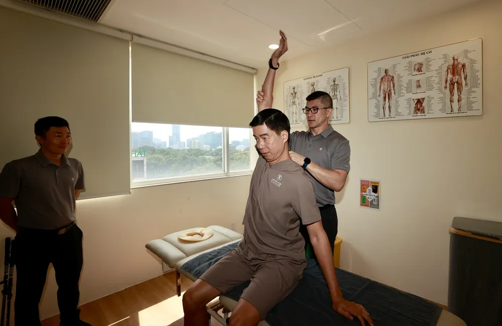 Un experto australiano trata al jugador de pickleball Vu Thanh Duong.jpg