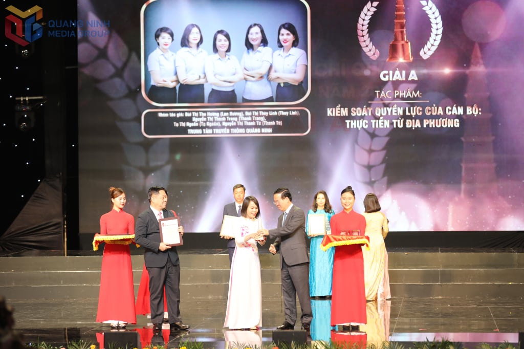 Nhóm tác giả Trung tâm Truyền thông Quảng Ninh nhận giải A, Báo chí Quốc gia lần thứ XVII, năm 2022.