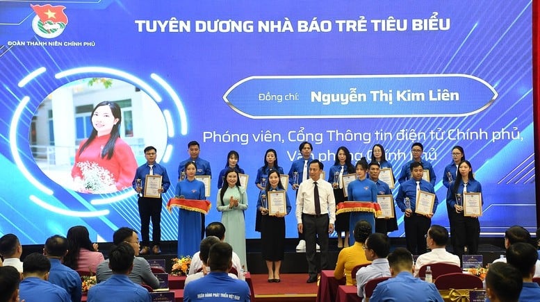 Phó Bí thư Đảng uỷ Chính phủ nhiệm kỳ 2020-2025 Lại Xuân Lâm trao Chứng nhận Nhà báo trẻ tiêu biểu năm 2025 cho phóng viên Nguyễn Thị Kim Liên của Cổng TTĐT Chính phủ - Ảnh: VGP/Hải Minh