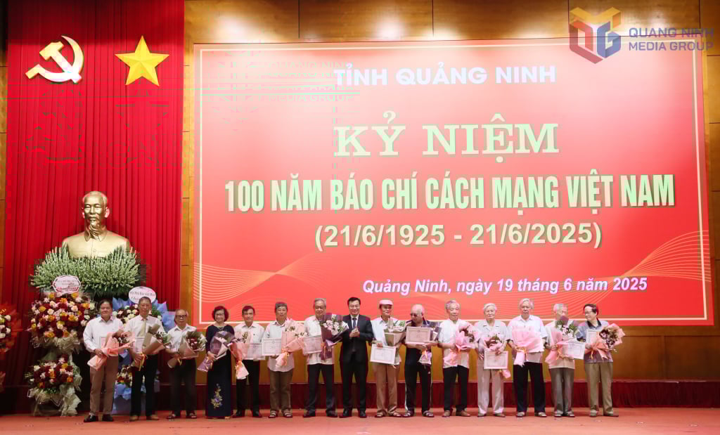 Hội Nhà báo tỉnh mừng thọ các nhà báo cao tuổi.