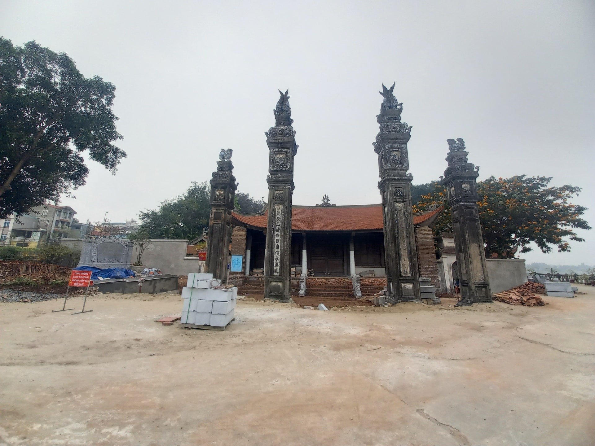 Những sai phạm trong quá trình tu bổ di tích đình Chèm ở Hà Nội đã được báo chí kịp thời phản ánh, qua đó ngăn chặn, giảm bớt nguy cơ xâm hại di tích.