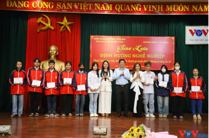 Two former VOVedu students return as inspirational speakers, awarding 20 scholarships to help students overcome difficulties and excel in their studies.