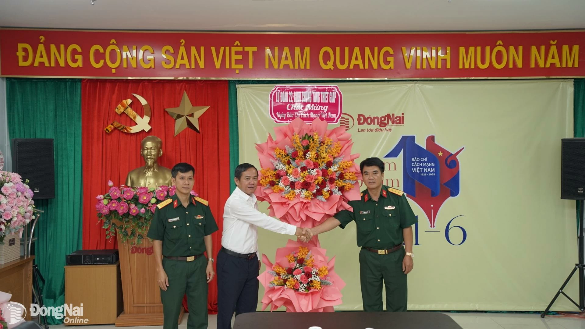 Đại diện Lữ đoàn 22 (Binh chủng Tăng - Thiết giáp) thăm và tặng hoa Báo Đồng Nai. Ảnh: Lê Duy