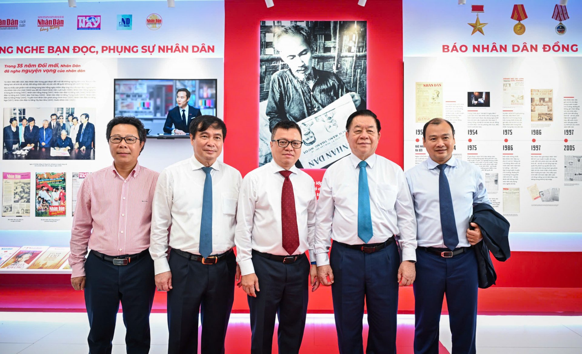 Các đồng chí lãnh đạo tham quan, chụp hình tại một gian trưng bày. Ảnh: HÀ MY 