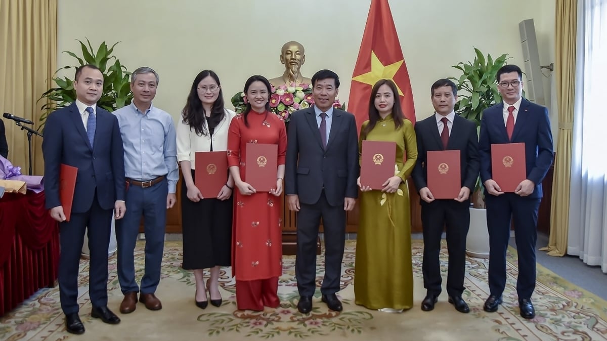 ក្រសួងការបរទេសចេញសេចក្តីសម្រេចលើការតែងតាំង និងការផ្ទេរតំណែងថ្នាក់ដឹកនាំ និងអ្នកគ្រប់គ្រង