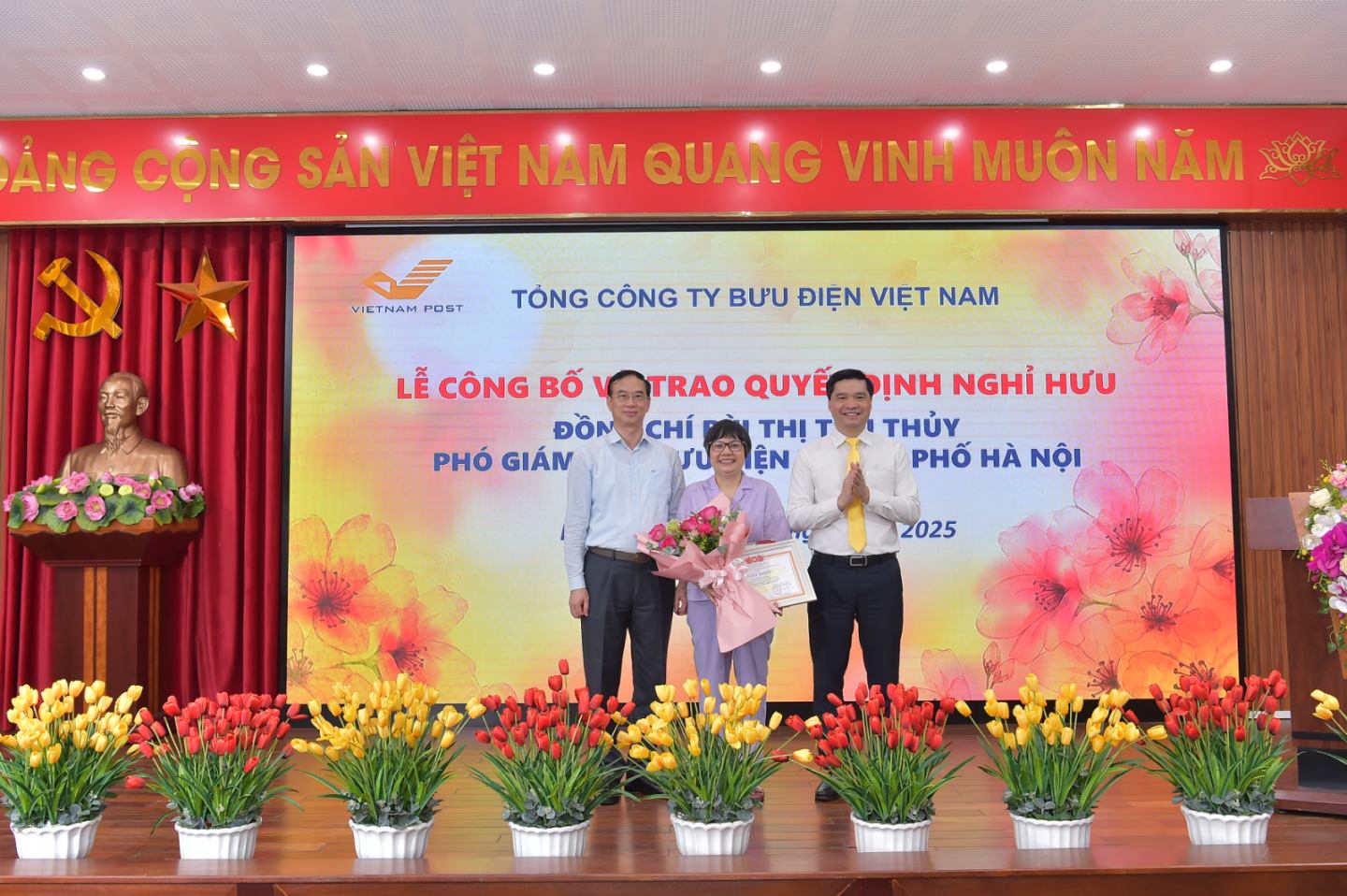 สหายเหงียน หุ่ง ซอน และสหายบุย วัน ฮวง นำเสนอการตัดสินใจเกษียณอายุแก่สหายบุย ถิ ทู ทุย