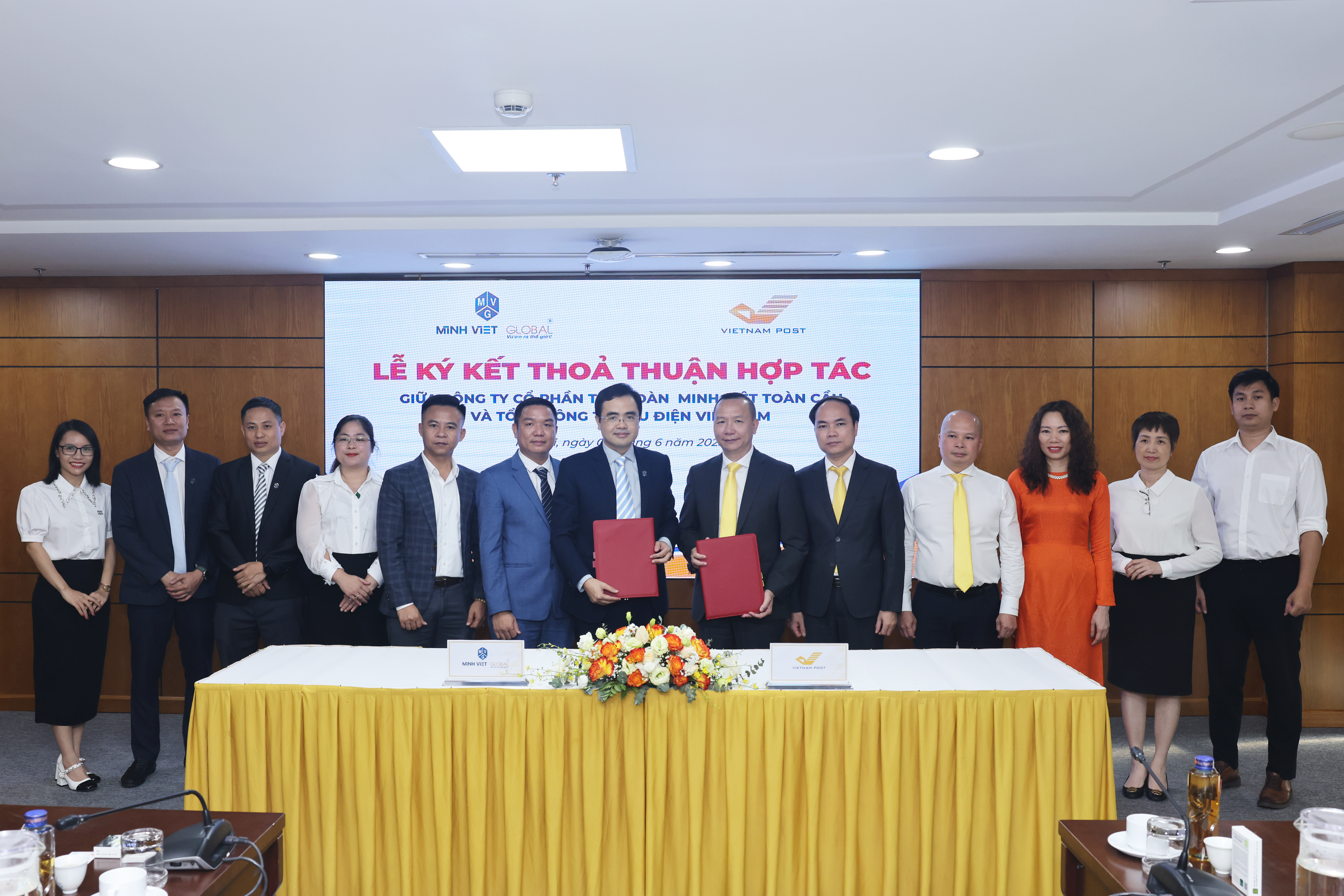 dai-dien-tong-cong-ty-buu-dien-viet-nam-va-tap-doan-minh-viet-toan-cau-ky-ket-thoa-thuan-hop-tac.jpg