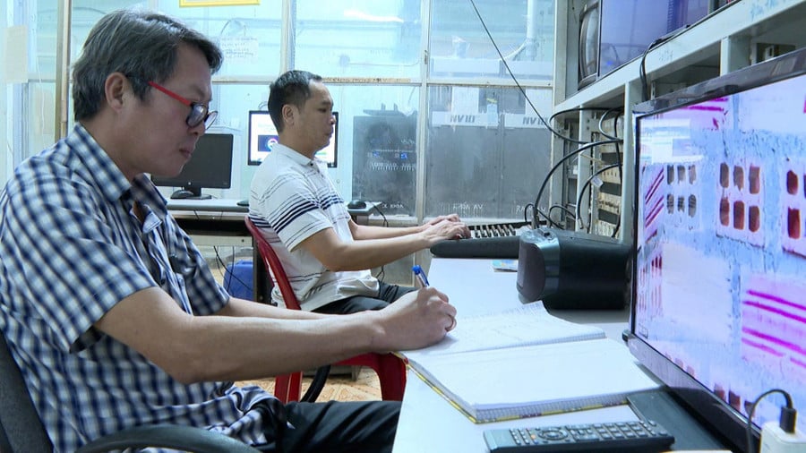 cac-ky-thuat-vien-cua-bao-gia-lai-truc-truyen-dan-phat-song-tren-tram-ham-rong-anh-thanh-sang.jpg