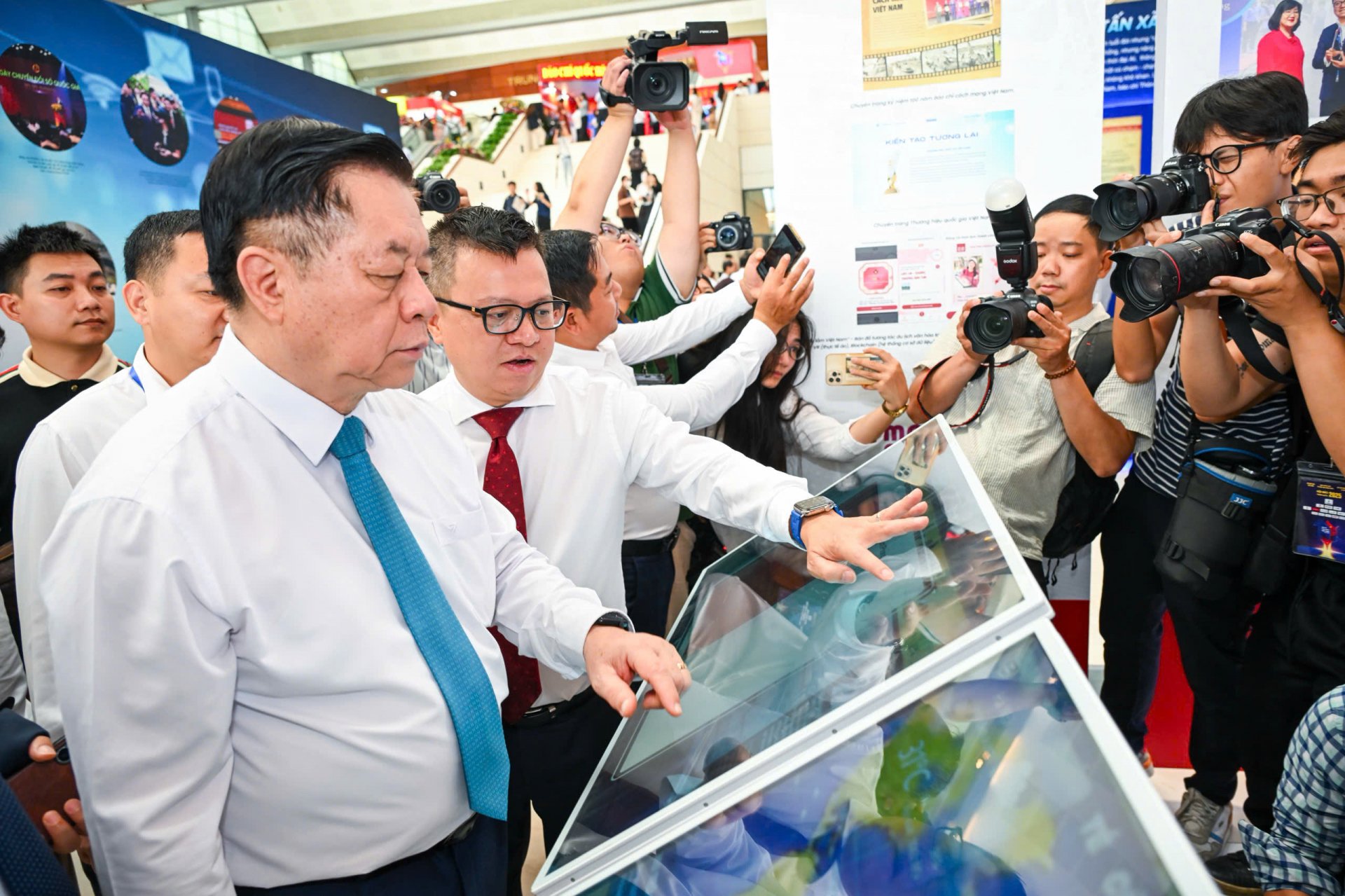 Các đồng chí lãnh đạo tham quan một gian trưng bày sản phẩm báo chí đa nền tảng, ứng dụng công nghệ mới. Ảnh: HÀ MY