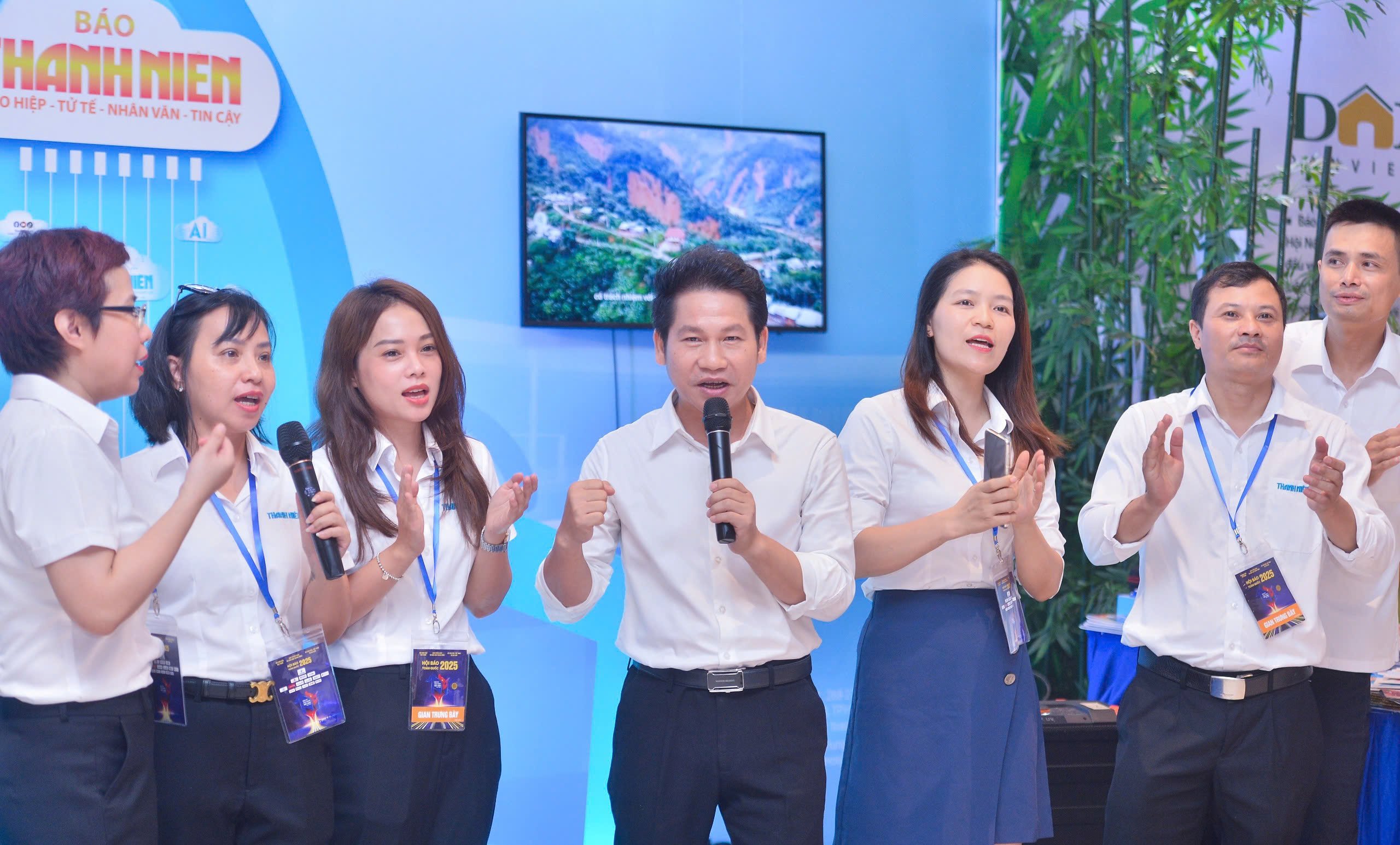 Ca sĩ Trọng Tấn giao lưu cùng độc giả Báo Thanh Niên tại Hội Báo toàn quốc- Ảnh 15.