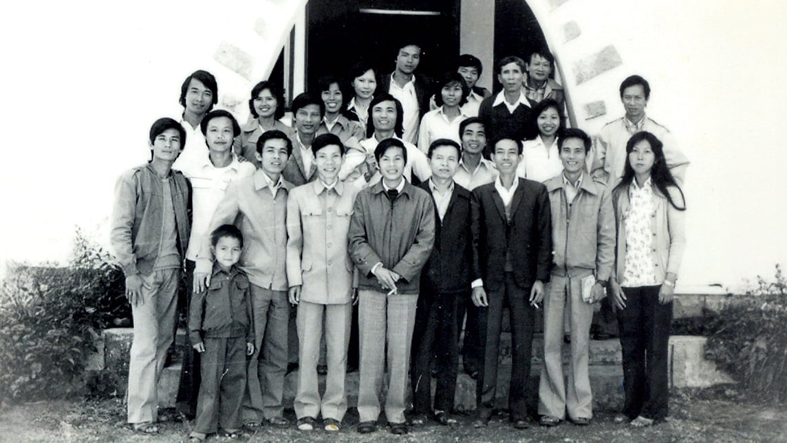 1984년 다랏 훙브엉 22번지에서 열린 람동 신문 기자협회 제1차 대회에 참석한 대표단. 다큐멘터리 사진