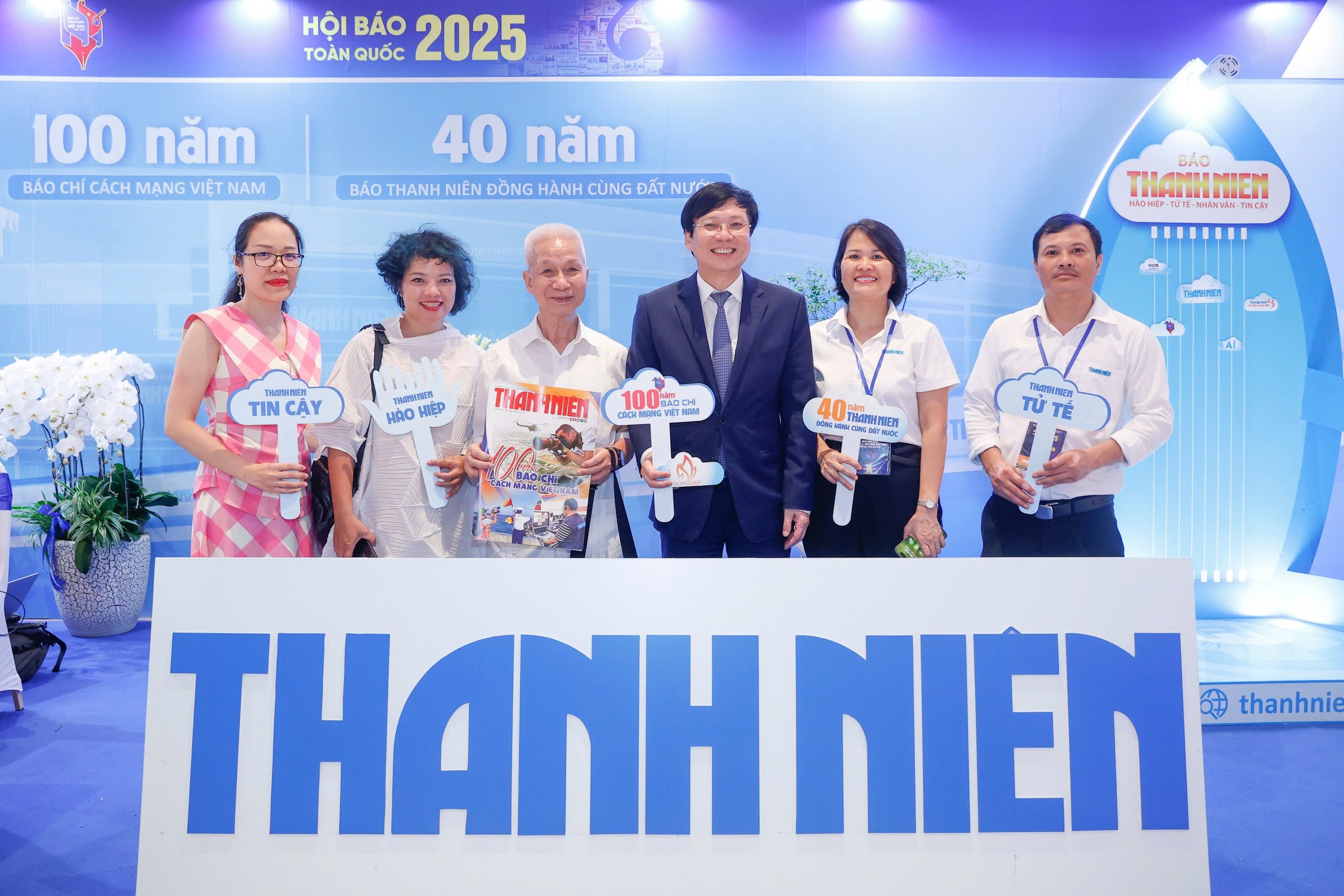 Ca sĩ Trọng Tấn giao lưu cùng độc giả Báo Thanh Niên tại Hội Báo toàn quốc- Ảnh 4.