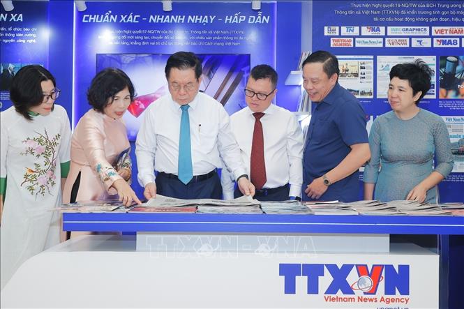 សមមិត្ត Nguyen Trong Nghia សមាជិកការិយាល័យនយោបាយ លេខាគណៈកម្មាធិការមជ្ឈិមបក្ស ប្រធានគណៈកម្មាធិការឃោសនា និងអប់រំមជ្ឈិម សមមិត្ត Le Quoc Minh ប្រធានសមាគមអ្នកកាសែតវៀតណាម និងគណៈប្រតិភូបានទៅទស្សនាស្តង់របស់ VNA ក្នុងសន្និសីទកាសែត។ រូបថត៖ Minh Quyet/VNA