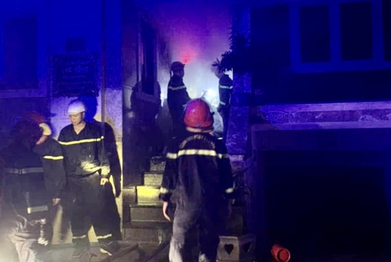Rescued 2 people in a fire at dawn -0