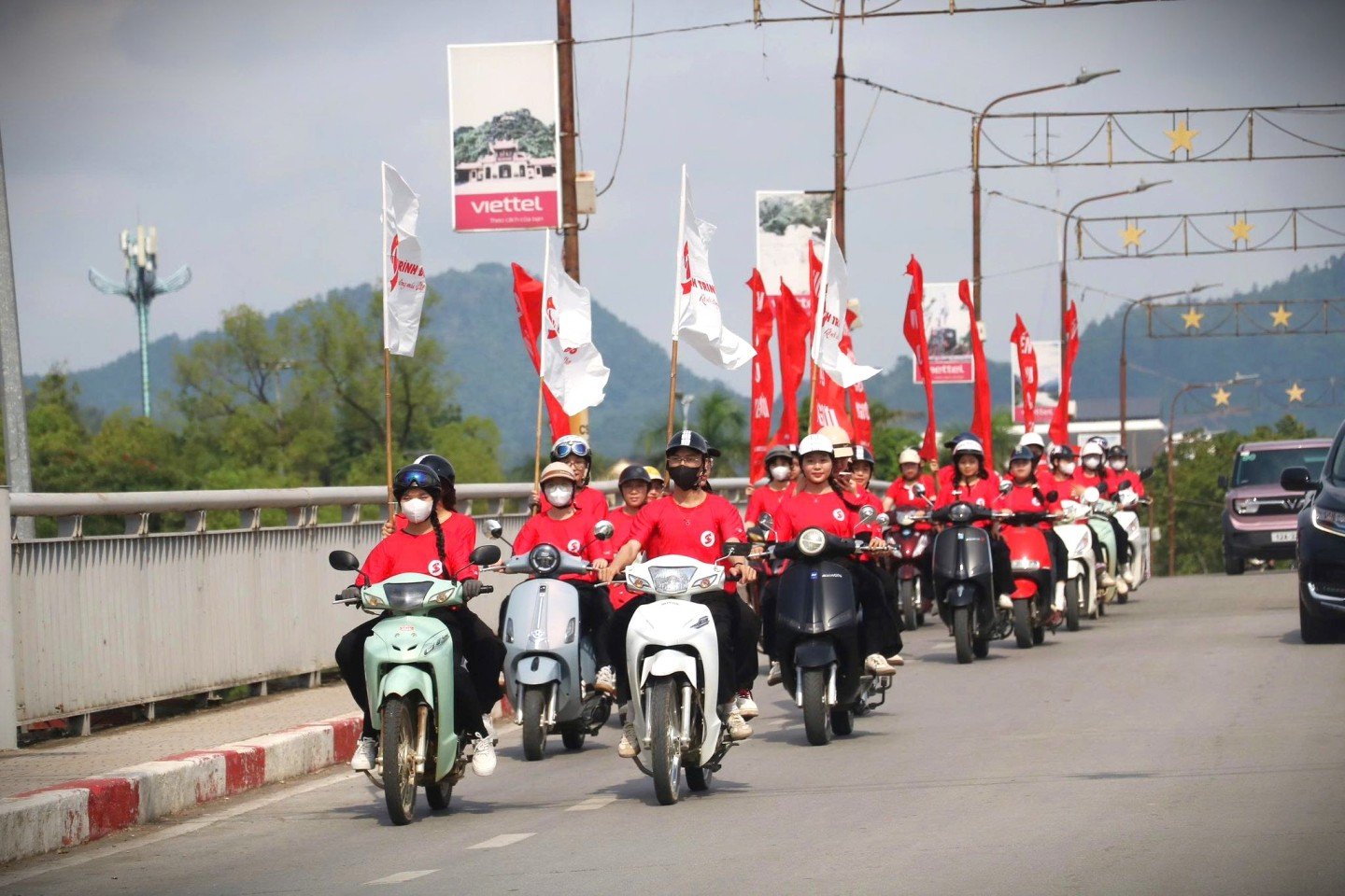 Freiwillige nehmen an einer Parade teil, um für freiwillige Blutspenden im Rahmen der Red Journey 2025 zu werben