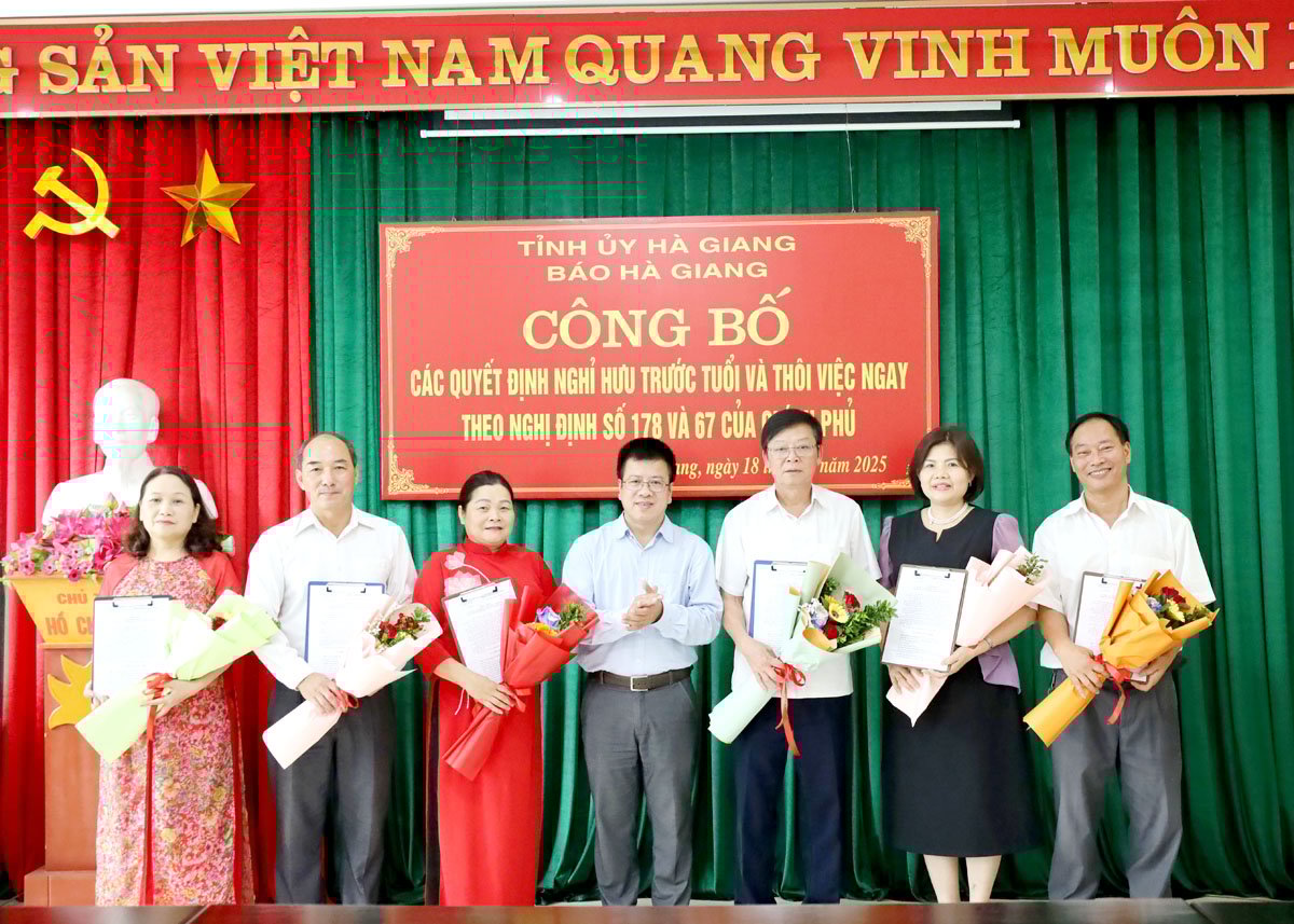 Bí thư Chi bộ, Tổng Biên tập Báo Hà Giang Nguyễn Trung Thu trao Quyết định và tặng hoa các đồng chí nghỉ chế độ.