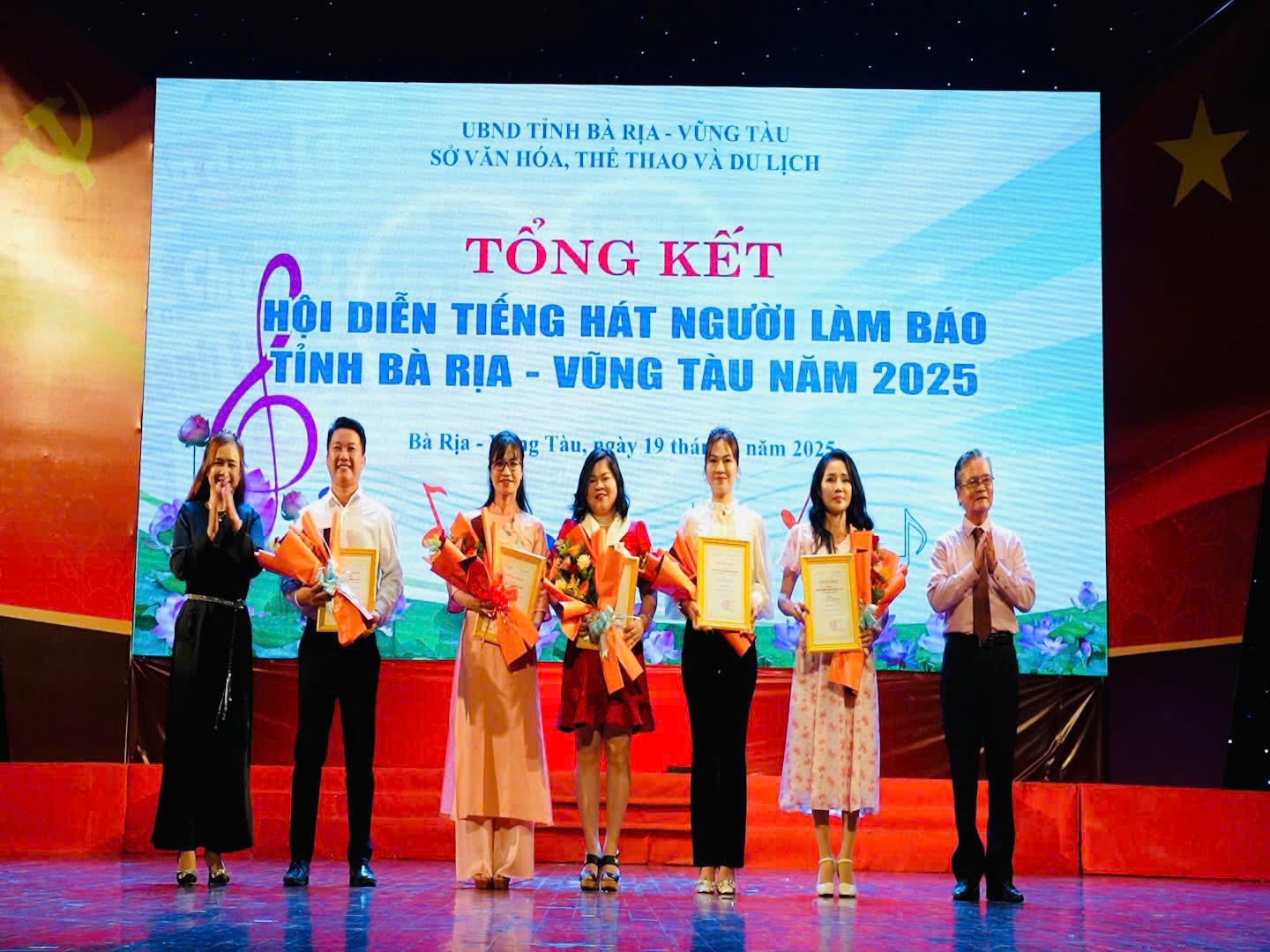 Ban tổ chức trao giải C đến các tác giả đạt giải.