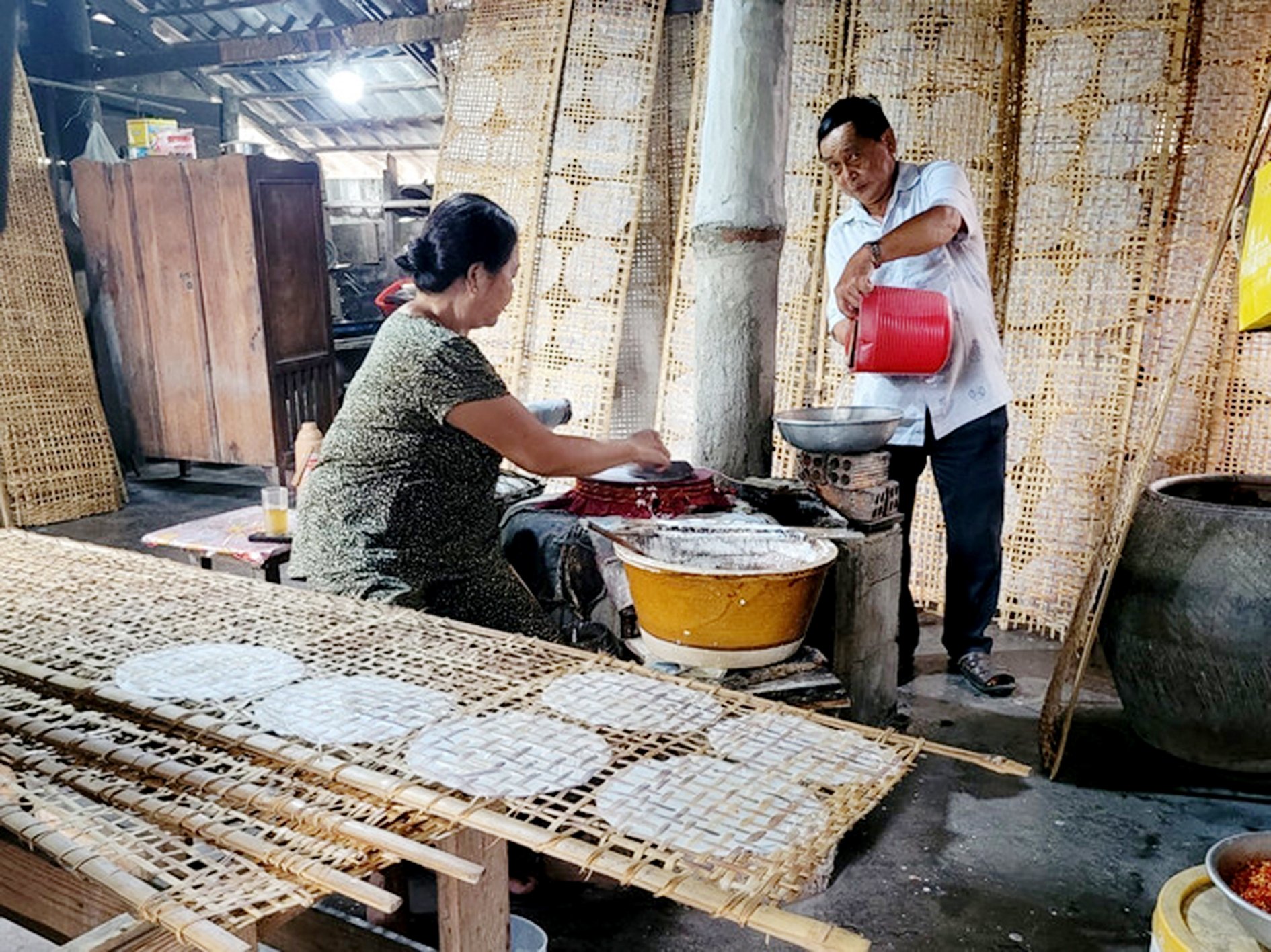 Sản xuất bánh tráng tại Làng nghề truyền thống bánh tráng An Ngãi, huyện Long Đất.