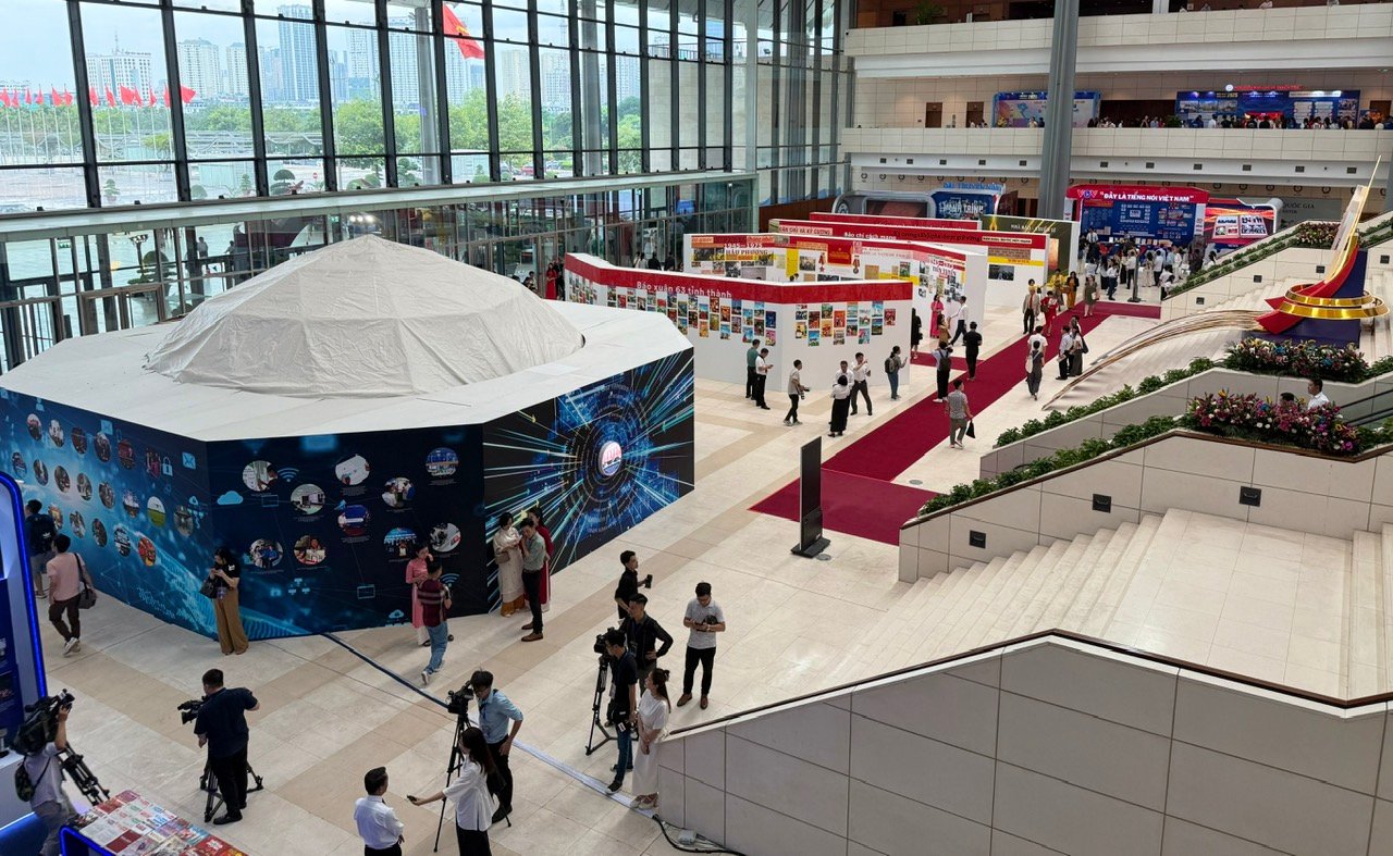 Toàn cảnh không gian trưng bày Hội Báo toàn quốc năm 2025. Ảnh: HÀ MY