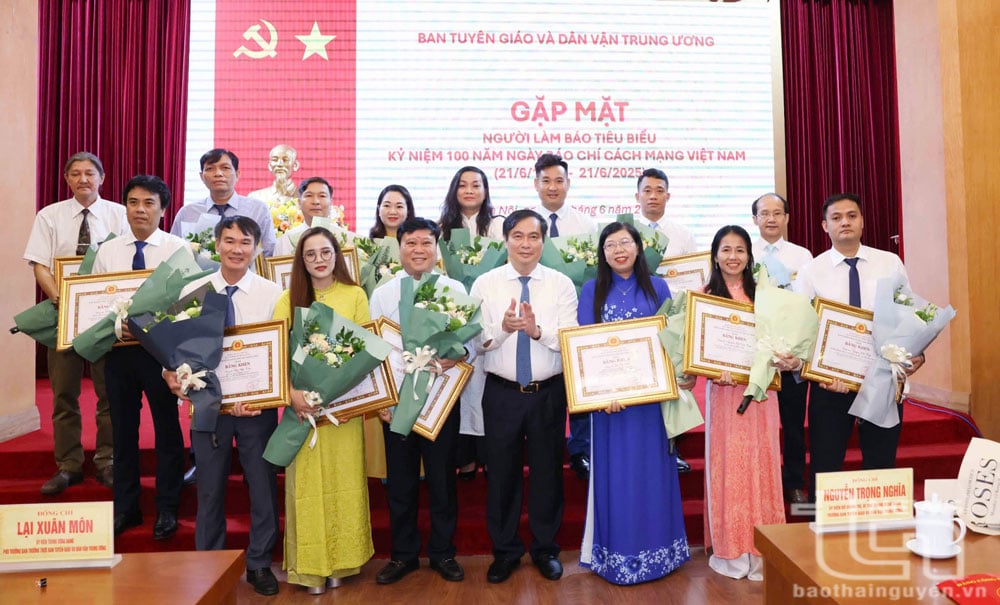 Các cá nhân làm báo tiêu biểu có thành tích xuất sắc trong phong trào thi đua kỷ niệm 100 năm Ngày Báo chí cách mạng Việt Nam nhận Bằng khen của Ban Tuyên giáo và Dân vận Trung ương.